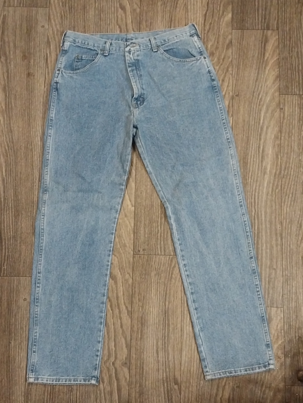 Wrangler Men's Light Wash Blue Relaxed Jeans